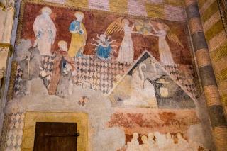 Peinture du moyen-âge avec des anges et des saints