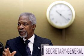 Primo piano di Kofi Annan col cartello Secretary general in primo piano e orologio sullo sfondo