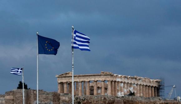 Bandiera dell Ue e bandiera greca davanti al Partenone