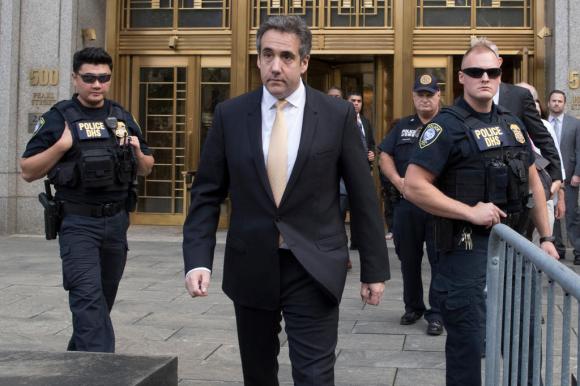 Michael Cohen scortato da agenti all ingresso del Tribunale di Manhattan