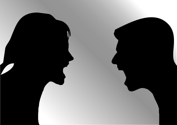 silhouette di un uomo e di una donna che litigano