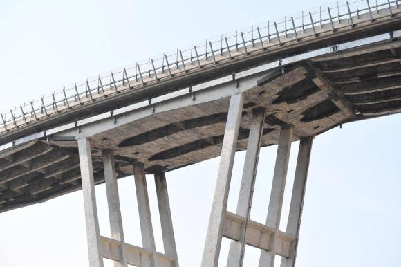 Ponte Morandi fotografato dal basso