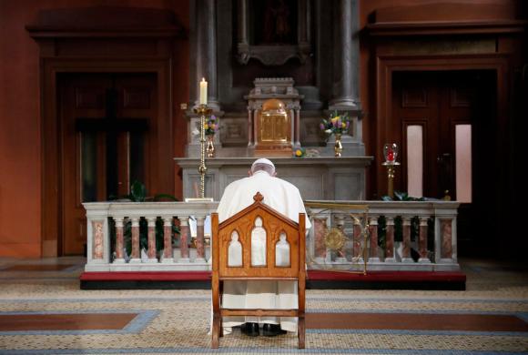 IL papa davanti a un altare