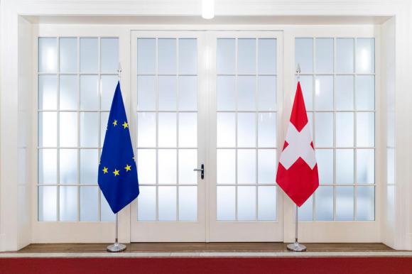 Le bandiere dell Unione europea e della Svizzera davanti a una finestra