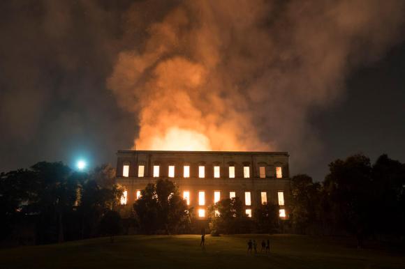 La sede del museo in fiamme