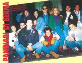 Scansione di un giornalino che riporta foto di un gruppo di ragazzi vestiti alla moda degli anni 80; scritta Paninari di Berna