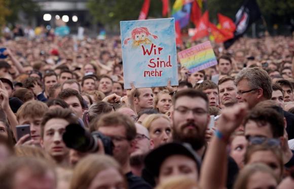 folla riunita per un concerto a Chemnitz