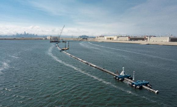 Il sistema di barriere galleggianti di Ocean CleanUp