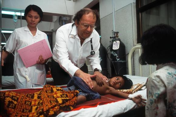 Beat richner esamina una bambina in CAmbogia