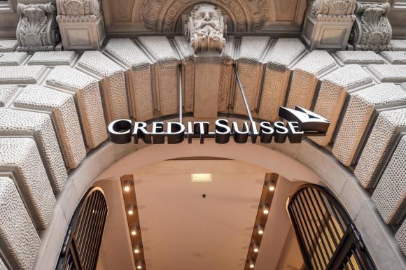 L entrata con logo della sede centrale del Credit Suisse a Zurigo