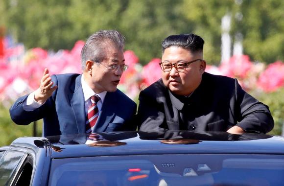 I due leader salutano dall auto scoperta nel perscorso che dall aeroporto li ha portanti nella capitale Pyongyang
