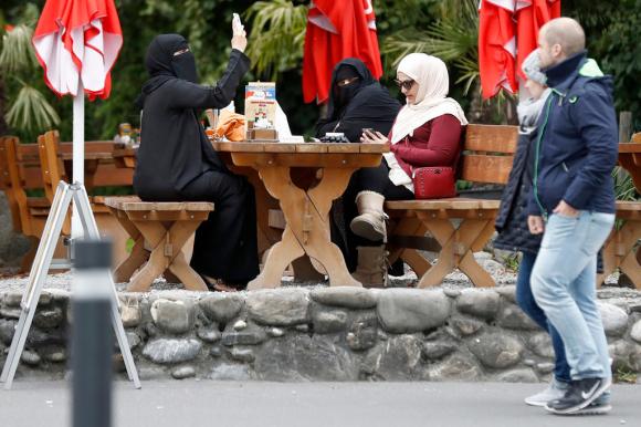 Donne con niqab sedute a un tavolo