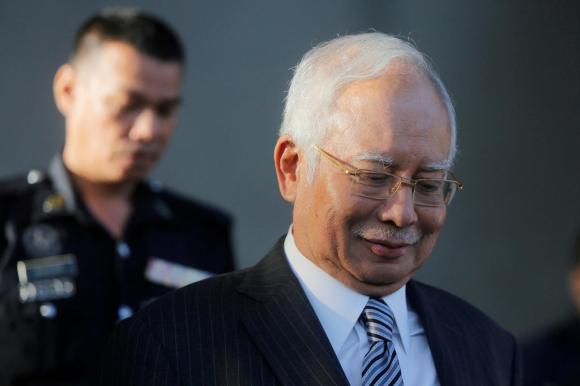 l ex premier malese najib razak con alle spalle un poliziotto