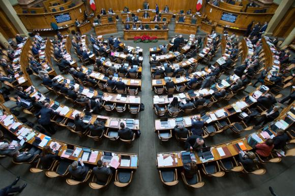 deputati seduti in parlamento