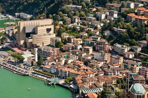 Veduta aerea del comune di Campione d Italia, l imponente edificio del Casinò risalta sulla sinistra