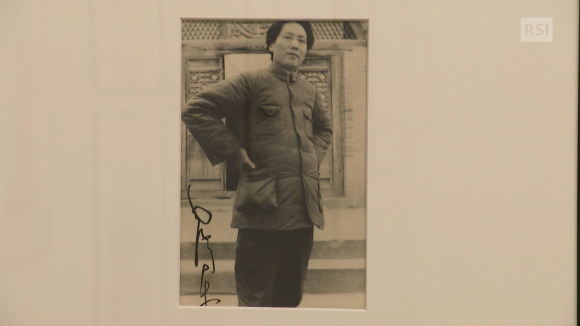 Ritratto intero di Mao Tse-Tung in bianco e nero in un passepartout bianco (come esposto a una mostra)