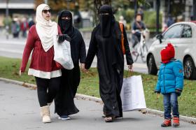 Donne con il burqa a passeggio