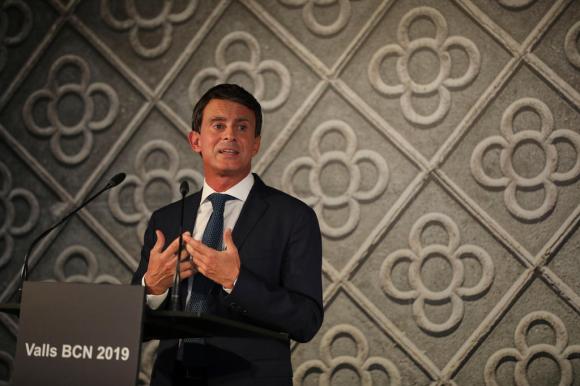 Manuel Valls mentre annuncia la sua candidatura a sindaco di Barcellona