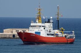 Das Rettungsschiff Aquarius fährt in den Hafen von Senglea in Malta