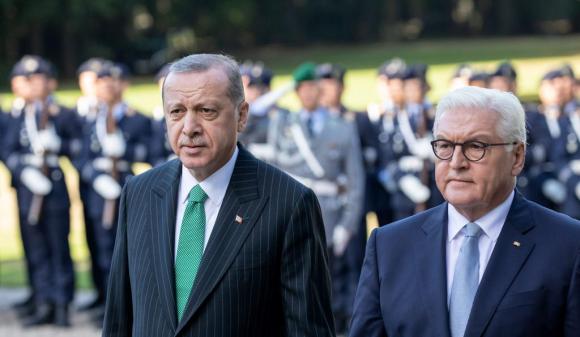 Erdogan e Steinmeier durante gli onori militari riservati al presidente turco danvanti alla residenza presidenziale tedesca