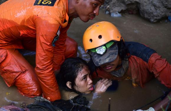 Una ragazza travolta dall acqua e salvata da due soccorritori