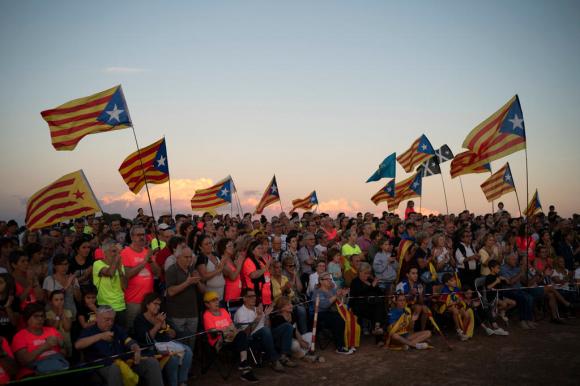 Indipendentisti con le bandiere catalane davanti alla prigione di Lledoners dove sono incarcerti diversi leader catalani