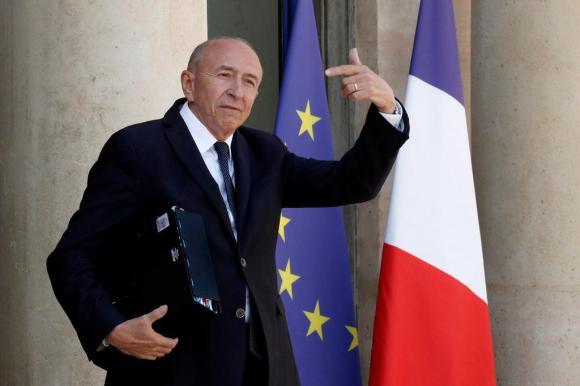 Collomb davanti a una bandiera francese