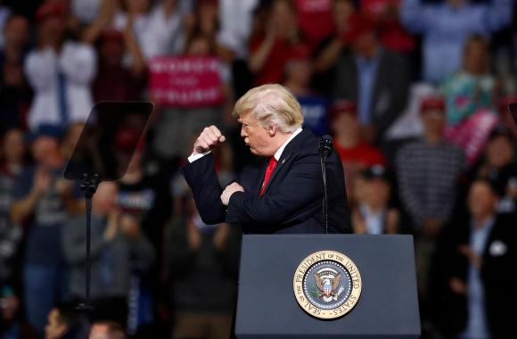 Vince anche Trump che nell immagine mostra il gesto dell ombrello alla platea