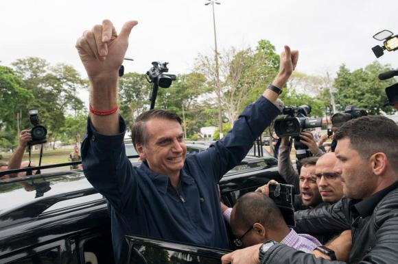 Il candidato della destra Jair Bolsonaro saluta i suoi sostenitori