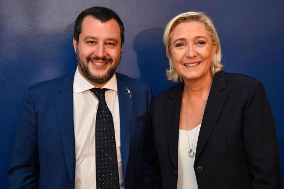 Le Pen e Salvini sorridenti in posa per la fotografia di rito