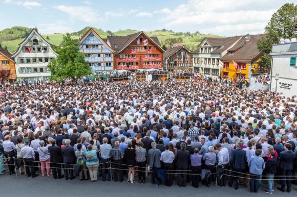Citoyens rassemblée sur la place centrale d Appenzell