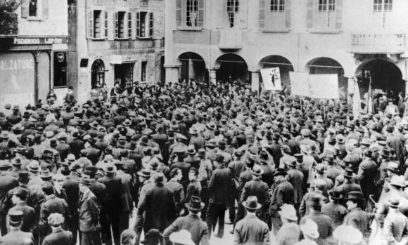 Arbeiter versammeln sich im November 1918 während des Generalstreiks in Bellinzona