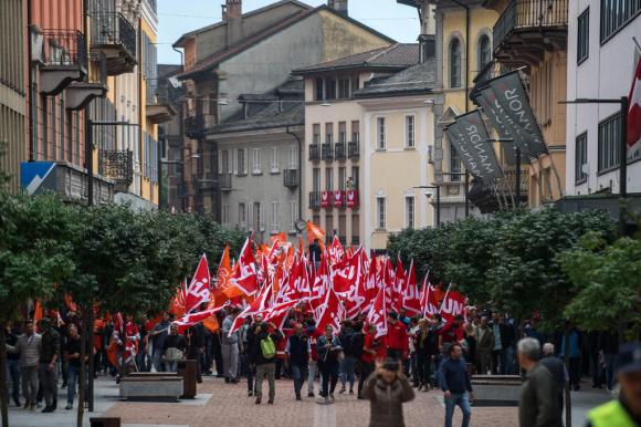 Il corteo degli scioperanti a Bellinzona lungo Viale stazione