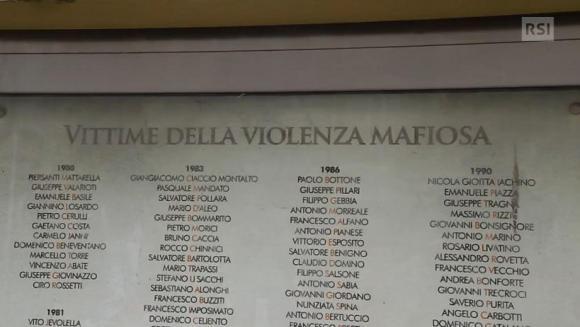 Una lapide commemorativa con i nomi delle vittime della violenza mafiosa