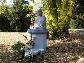 Buddha-Statue im Bremgarten Friedhof
