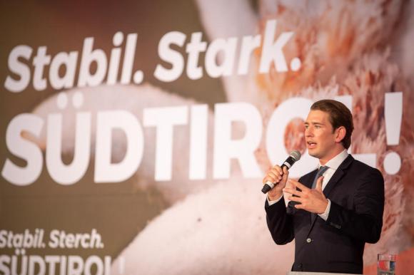 Il cancelliere austriaco Sebastian Kurz durante un comizio elettorale a Bolzano tenutosi lo scorso settembre.