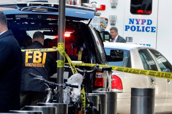 Membri dell FBI in attività davanti al Time Warner Center a New York, sede della CNN