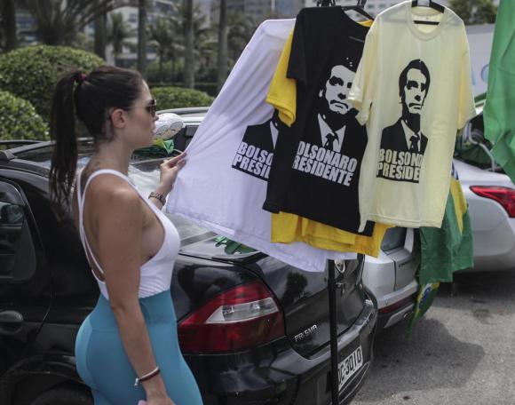 Una supporter del candidato della destra Bolsonaro a Rio de Janeiro