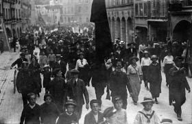 Kundgebung gegen hohe Lebensmittelpreise in Bern 1915, mit vielen Frauen