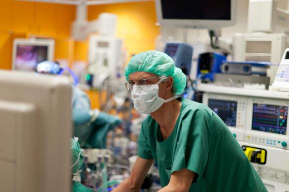 Un dottore in una sala d operazione al Kinderspital di Zurigo