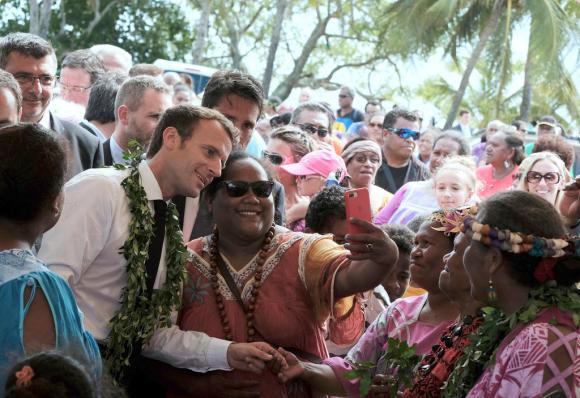Macron posa per dei selfie con abitanti della nuova Caledonia