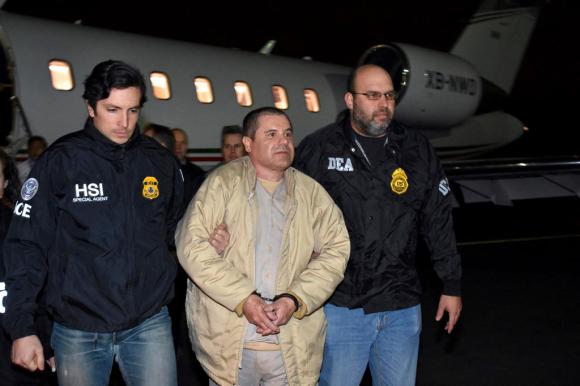El Chapo tra due poliziotti della DEA statunitense all aeroporto di Long Island.