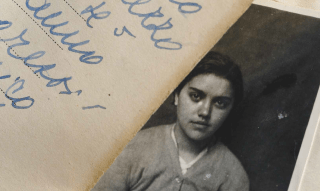 Ritratto di giovane donna parzialmente nascosto da scheda manoscritta (della quale non si decifra il testo)
