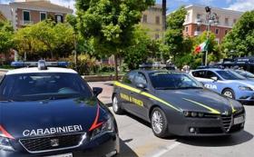 Macchine di Carabinieri, Guardia di finanza e polizia.