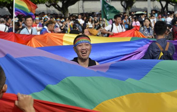 Manifestazione con bandiere arcobaleno