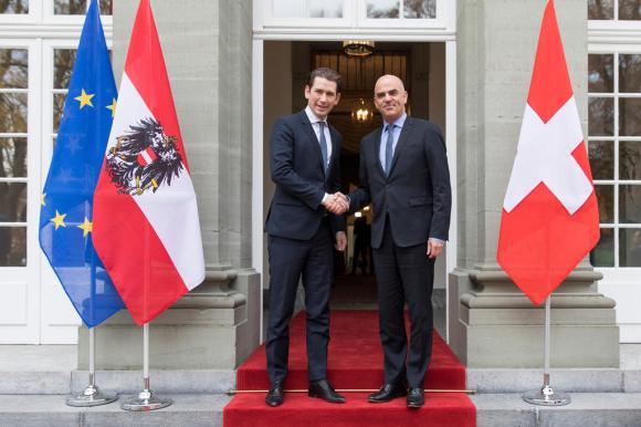 A sinistra il cancelliere austriaco Kurz e a destra il presidente della Confederazione Berset che si danno la mano.