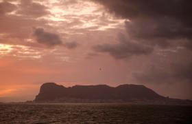 La rocca di Gibilterra fotografata verso il tramonto con il cielo nuvoloso.
