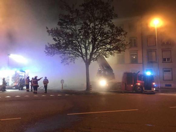 Foto presa nella notte: si vedono due camion dei pompieri e una mezza dozzina di pompieri attivi nello spegnere l incendio