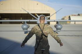 Soldato di spalle davanti a un drone