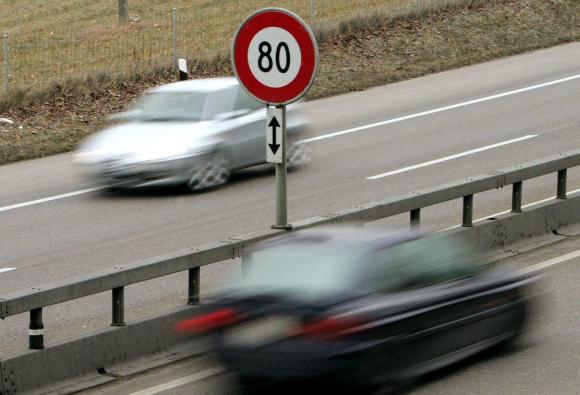 auto in autostrada con cartello 80 km/h